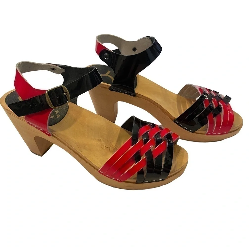 𝅺CAPE Clogs Red & Black patent leather open toed